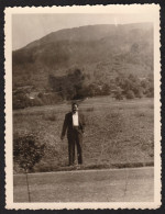 Jolie Photographie D'un Homme Dans La Nature à Saint Cergues En Haute Savoie, Grand Genève, 1955, 8,2 X 10,7 Cm - Lieux