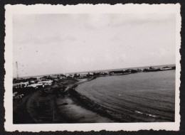 Jolie Photographie D'une Vue De Bord De Mer à Djibouti Vers 1946/1948, à Situer Précisément, 8,4 X 6,1 Cm - Lugares