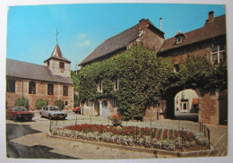 BELGIQUE - NAMUR - YVOIR - Eglise Et Cour De L'Hôtel De Ville - Yvoir