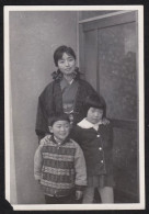 Jolie Photographie D'une Jolie Femme Et Deux Enfants Japonais, Portrait, JAPAN, JAPON, 7,8 X 11,2 Cm - Lieux