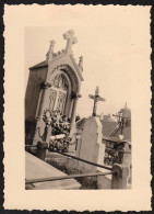 Photo 1956 D'un Monument Funéraire Famille Troude à St Pol, Saint Pol Sur Ternoise? Généalogie, Ancêtres 7,3x10,1cm - Lugares