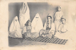 Algérie - Groupe De Femmes Arabes Voilées Et Tête Nue - CARTE PHOTO - Ed. Inconnu  - Donne