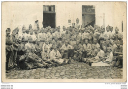 CARTE PHOTO  GROUPE DE SOLDATS ET CORVEE DE PATATES - Other & Unclassified