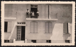 Jolie Photographie De Famille Au Balcon D'une Maison 158 Cité-jardin Jules Nadi De Romans Sur Isère, Drôme, 11x6,7cm - Places