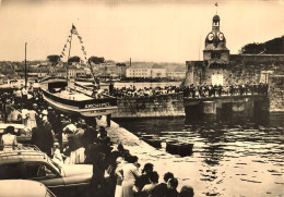 Concarneau * Lancement De ' L'ARCHIPEL " Vedette Du Centre Nautique Des Glénans * L'archipel Bateau - Concarneau