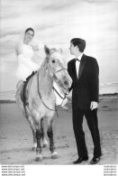 L'ACTRICE CATHERINE SOLA MARIAGE A PALAVAS LES FLOTS AVEC ALAIN D'HENAUT 1961 PHOTO DE PRESSE ORIGINALE 18 X 13 CM - Famous People