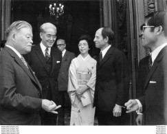 LE MINISTRE DES AFFAIRES ETRANGERES DU JAPON A PARIS MASAIOSHI OHIRA ET MICHEL JOBERT  1973 PHOTO 24X18CM - Berühmtheiten