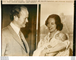 LA PRINCESSE BENEDIKTE DU DANEMARK ET LE PRINCE RICHARD NAISSANCE D'UN ENFANT PHOTO DE PRESSE 24 X 18 CM - Berühmtheiten