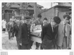 JAPON OBSEQUES ENTERREMENT PHOTO ORIGINALE 13 X 9 CM J1 - Luoghi