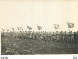 FLANDRES REVUE PASSEE EN L'HONNEUR DU CAPITAINE GUYNEMER LES  DRAPEAUX DES REGIMENTS WW1 PHOTO ORIGINALE  18 X 13 CM - Guerra, Militari