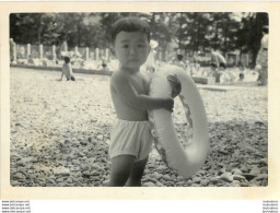 ENFANT JAPONAIS BORD DE MER AVEC SA BOUEE PHOTO ORIGINALE 9 X 6.50 CM - Persone Anonimi