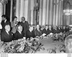 ELYSEE RAYMOND BARRE 20e ANNIVERSAIRE DE LA CONSTITUTION PHOTO DE PRESSE ORIGINALE 24 X 8 CM - Célébrités