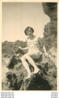 CARTE PHOTO FEMME EN MAILLOT DE BAIN SUR UN ROCHER - Zu Identifizieren