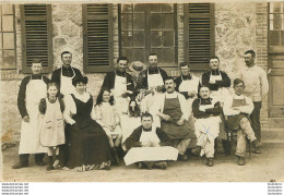 CARTE PHOTO SOLDATS EN TABLIERS ET FEMME ET ENFANT - Other & Unclassified