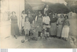 CARTE PHOTO GROUPE DE PERSONNES DEVANT UN HOTEL AVEC LE PATRON - Da Identificare