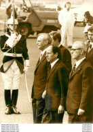 WILLI STOPH PRESIDENT DU CONSEIL R.D.A. ET MICHEL JOBERT AUX OBSEQUES DE GEORGES POMPIDOU 1974 PHOTO DE PRESSE 24 X 8 CM - Célébrités