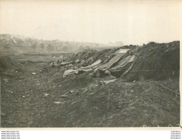 BATAILLE DE PICARDIE LIGNES FRANCAISES AUX ABORDS D'UN VILLAGE WW1 PHOTO ORIGINALE  18 X 13 CM - Guerra, Militares