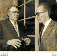 YVON GATTAZ ET PIERRE MAUROY  PHOTO DE PRESSE 21X20CM - Célébrités