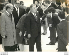 ARRIVEE DU MINISTRE DES AFFAIRES ETRANGERES DU JAPON A PARIS MASAIOSHI OHIRA 1973 PHOTO 24X18CM - Famous People