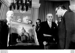 RAYMOND BARRE TARBES 1977 ACCUEIL A LA MAIRIE PHOTO DE PRESSE ORIGINALE 30 X 20 CM - Célébrités