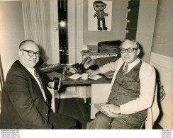 ROBERT PRIGENT ET  MR TERRY SEQUESTRES DANS LEUR BUREAU 11/01/1975  PHOTO DE PRESSE  24 X 18 CM - Personalidades Famosas