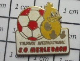 813c Pin's Pins / Beau Et Rare : SPORTS / TOURNOI FOOTBALL INTERNATIONAL POUSSIN S.O. MERLEBACH - Voetbal