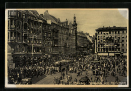 AK München, Strassenbahn Auf Dem Marienplatz Beim Glockenspiel  - Tramways