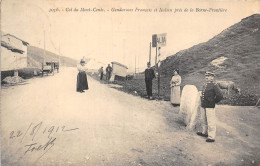 73-COL DU MONT-CENIS- GENDARMES FRANCAIS ET ITALIEN PRES DE LA BORNE-FRONTIERE - Other & Unclassified