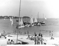 BENODET PLAGE HOMMES ET FEMMES EN MAILLOT DE BAIN PHOTO ORIGINALE  FORMAT 24X18CM ANNEES 60 - Plaatsen