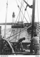 PORT DE PECHE BRETON LE  GUILVINEC BATEAUX DE PECHE ET PECHEURS   PHOTO ORIGINALE  FORMAT 24X18CM ANNEES 60 R3 - Plaatsen