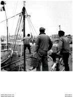 BRETAGNE PORT DE PECHE  AVEC PECHEURS   PHOTO ORIGINALE  FORMAT 24X18CM ANNEES 60 - Plaatsen