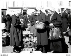 MARCHE DANS UN VILLAGE BRETON  PHOTO ORIGINALE  FORMAT 24X18CM ANNEES 60 - Plaatsen