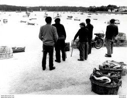 PORT DE PECHE BRETON BATEAUX  PECHEURS ET LES PANIERS DE POISSONS   PHOTO ORIGINALE  FORMAT 24X18CM ANNEES 60 R4 - Plaatsen