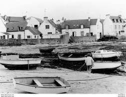 PORT DE PECHE BRETON SECTEUR GUILVINEC BATEAUX DE PECHE ET PECHEURS   PHOTO ORIGINALE  FORMAT 24X18CM ANNEES 60 R9 - Plaatsen