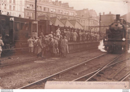 ARRIVEE D'UN TRAIN DE PERMISSIONNAIRES VENANT DU FRONT GARE DU NORD WW1 1915 PHOTO DE  PRESSE 16.50 X 11.50 CM - Oorlog, Militair