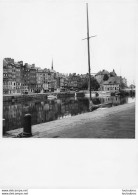 HONFLEUR PHOTOGRAPHIE ANONYME VINTAGE SNAPSHOT  PHOTO ARGENTIQUE 24X18CM ANNEES 60 P2 - Lieux