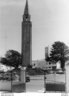 SAINT PIERRE D'OLERON LANTERNE DES MORTS PHOTOGRAPHIE ANONYME VINTAGE SNAPSHOT  PHOTO ARGENTIQUE 24X18CM ANNEES 60 - Lieux