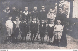 CARTE PHOTO GROUPE D'ENFANTS ET LA MAITRESSE LIEU NON IDENTIFIE - To Identify