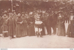 CARTE PHOTO GROUPE DE PERSONNES DANS UN PARC LIEU NON IDENTIFIE - Da Identificare