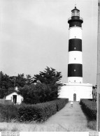 SAINT DENIS D'OLERON PHARE DE CHASSIRON PHOTOGRAPHIE ANONYME VINTAGE SNAPSHOT  PHOTO ARGENTIQUE 24X18CM  ANNEES 60 - Lieux