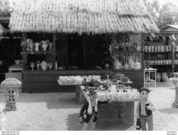 ILE D'OLERON CHASSIRON COMMERCE  PHOTOGRAPHIE ANONYME VINTAGE SNAPSHOT  PHOTO ARGENTIQUE 24X18CM  ANNEES 60 - Lieux