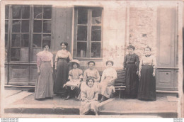 CARTE PHOTO FEMMES ET JEUNES FILLES LIEU NON IDENTIFIE - To Identify