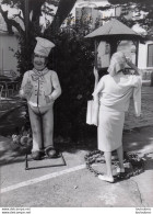 ILE D'OLERON DEVANT UN RESTAURANT PHOTOGRAPHIE ANONYME VINTAGE SNAPSHOT  PHOTO ARGENTIQUE 24X18CM  ANNEES 60 C1 - Lieux