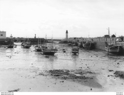 OLERON PORT DE LA COTINIERE PHOTOGRAPHIE ANONYME VINTAGE SNAPSHOT  PHOTO ARGENTIQUE 24X18CM  ANNEES 60 R1 - Lieux