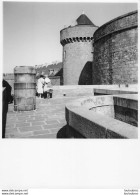 SAINT MALO PHOTOGRAPHIE ANONYME VINTAGE SNAPSHOT  PHOTO ARGENTIQUE 24X18CM ANNEES 60 R1 - Lieux