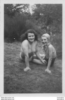 FEMMES EN MAILLOTS DE BAIN PHOTOGRAPHIE ANONYME VINTAGE SNAPSHOT  PHOTO ARGENTIQUE  9X6CM R8 - Personnes Anonymes