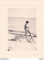 FEMME EN MAILLOT  DE BAIN PHOTOGRAPHIE ANONYME VINTAGE SNAPSHOT  PHOTO ARGENTIQUE  9X6CM R7 - Personnes Anonymes