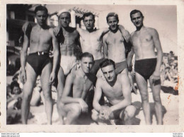 GROUPE D'HOMMES EN MAILLOTS DE BAIN PHOTOGRAPHIE ANONYME VINTAGE SNAPSHOT  PHOTO ARGENTIQUE  9X6CM R1 - Personnes Anonymes