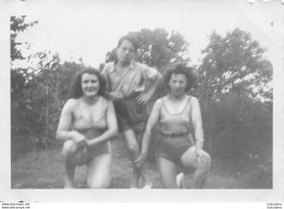 FEMME EN MAILLOTS DE BAIN PHOTOGRAPHIE ANONYME VINTAGE SNAPSHOT  PHOTO ARGENTIQUE  9X6CM R9 - Personnes Anonymes