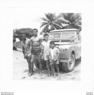 GABON FOUGAMOU AVEC VEHICULE 4X4  1963 PHOTOGRAPHIE ANONYME VINTAGE SNAPSHOT  PHOTO ARGENTIQUE  9X9CM - Lieux